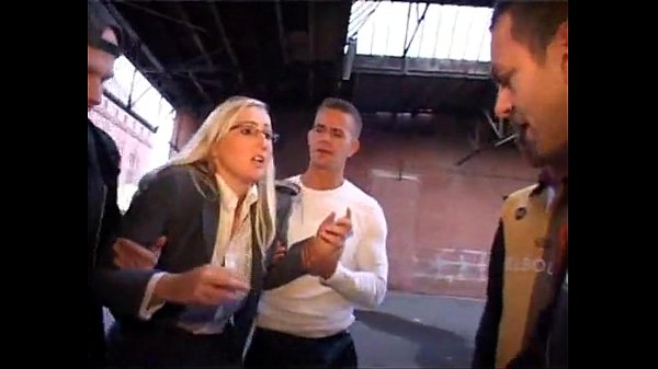 Blondine im Büro hart penetriert und benutzt